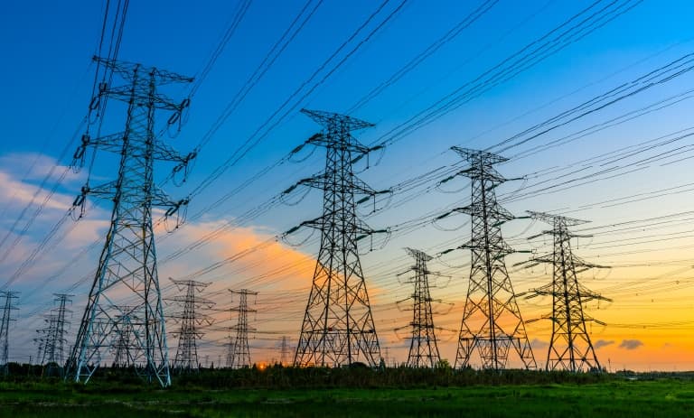 Stromleitungen mit buntem Sonnenuntergang