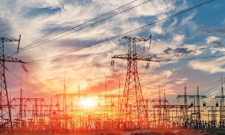 Stromleitungen bei Sonnenuntergang