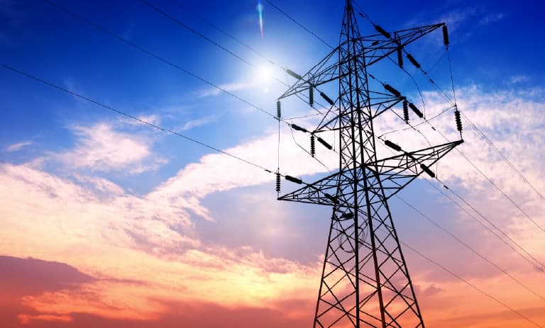 Stromleitungen bei Sonnenuntergang