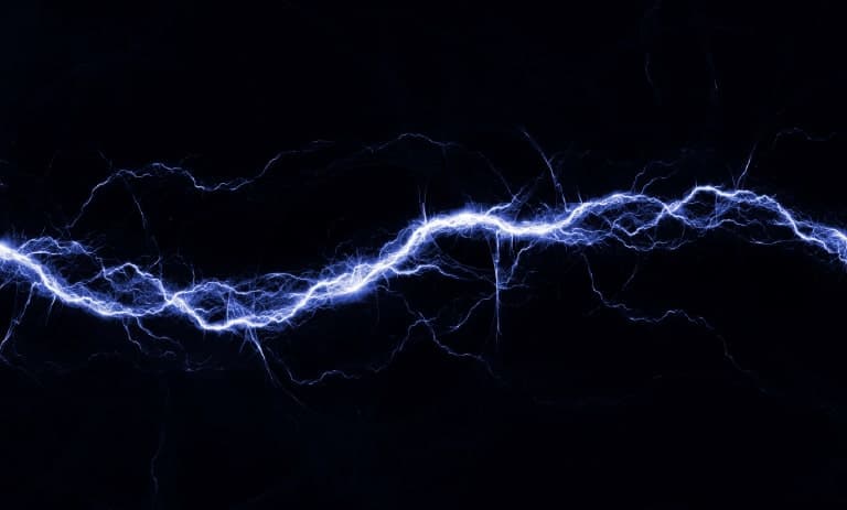 Elektrizität auf schwarzem Hintergrund