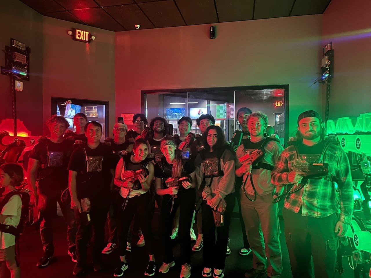 Gruppe von Teilnehmern des Qualitrol Co-Op-Programms bei einer Teamaktivität mit Lasertag