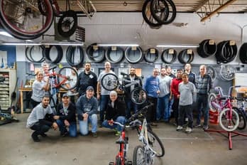 Qualitrol-Freiwilligenteam reparierte Fahrräder zur Spende